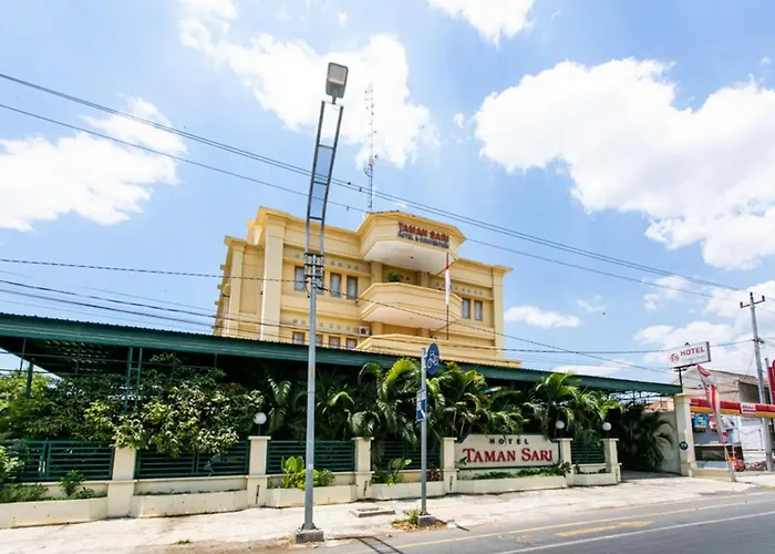 RedDoorz Plus near Alun Alun Karanganyar Surakarta 